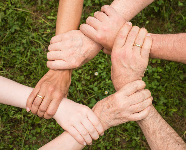 Mains qui se tiennent en cercle — symbole des connexions humaines